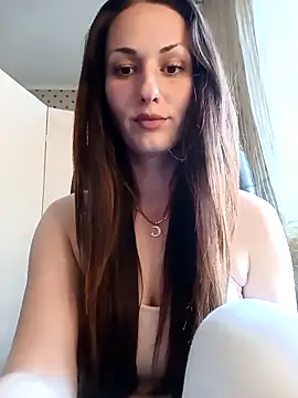 LunaCrystall online show from May 7, 2026, 4:01 pm
