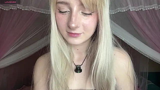 Snapshot of OnlyEva1 chatting on May 14, 2026, 8:43 am OnlyEva1 online show from May 14, 2026, 8:43 am