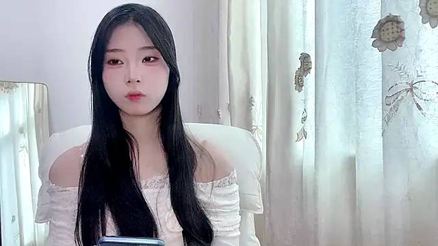 yiyibaby2026 online show from April 13, 2026, 2:06 am