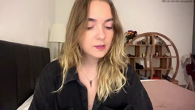 Snapshot of RoxyWet chatting on May 6, 2026, 12:21 pm RoxyWet online show from May 6, 2026, 12:21 pm