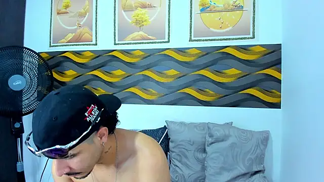 Leon Hotx online show from April 27, 2026, 7:23 pm