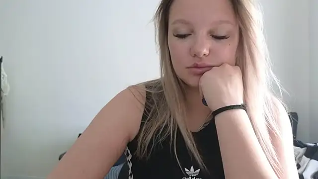 Snapshot of bettyloveu chatting on July 29, 2026, 4:10 am bettyloveu online show from July 29, 2026, 4:10 am