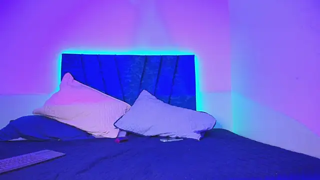 maxi and evan online show from March 17, 2026, 4:06 am