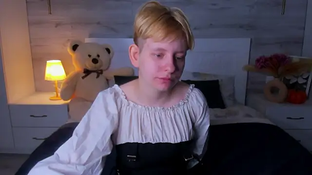 EloraBlu online show from March 17, 2026, 12:19 pm