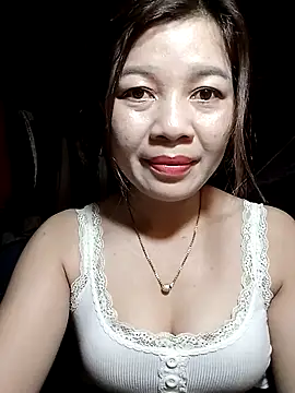 Yiyi102300 online show from April 7, 2026, 2:28 pm