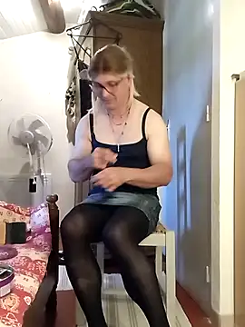 stephie83 online show from May 17, 2026, 3:52 pm