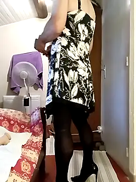 stephie83 online show from May 25, 2026, 3:51 pm