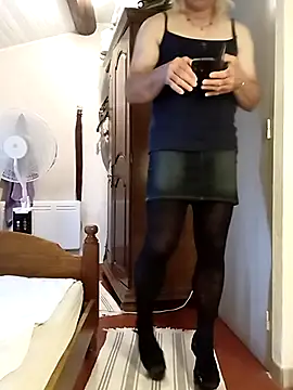 stephie83 online show from June 4, 2026, 3:51 pm