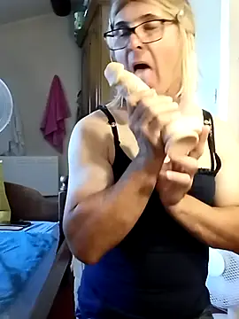 stephie83 online show from July 7, 2026, 4:11 pm