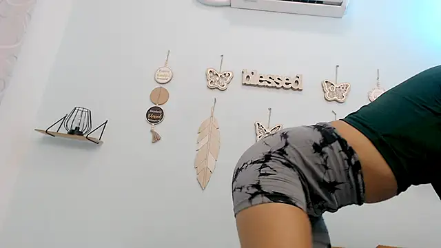 hotlatinaluna23 online show from May 27, 2026, 2:25 pm