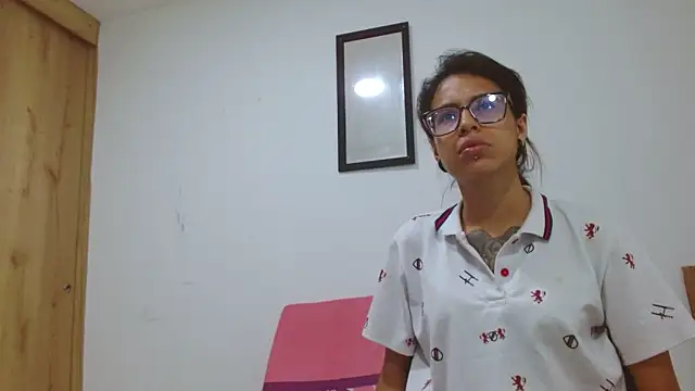 Snapshot of Emily_Lopera chatting on June 9, 2026, 12:44 am Emily Lopera online show from June 9, 2026, 12:44 am