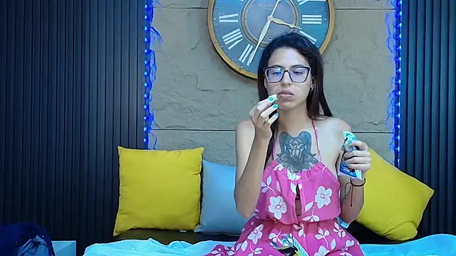 Snapshot of Emily_Lopera chatting on June 17, 2026, 12:02 am Emily Lopera online show from June 17, 2026, 12:02 am