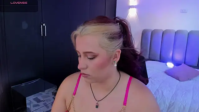Snapshot of JeanneWilliams chatting on July 10, 2026, 12:41 pm JeanneWilliams online show from July 10, 2026, 12:41 pm