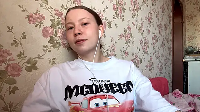 EleneShedden online show from March 15, 2026, 12:44 pm