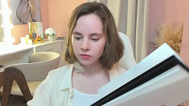 CrystaLeah online show from March 17, 2026, 2:20 pm