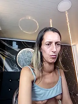 Karolynrousse  online show from April 15, 2026, 3:41 pm