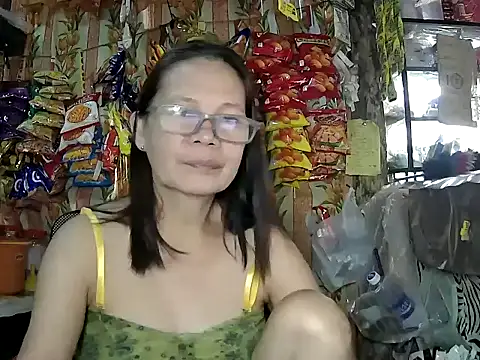 Snapshot of mommylicious_23 chatting on May 14, 2026, 9:43 pm mommylicious 23 online show from May 14, 2026, 9:43 pm