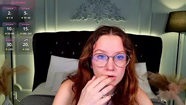 Snapshot of AmelieViolet chatting on July 2, 2026, 10:21 am AmelieViolet online show from July 2, 2026, 10:21 am