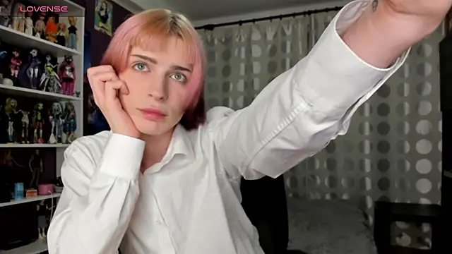 sweet peach    online show from April 28, 2026, 8:03 pm