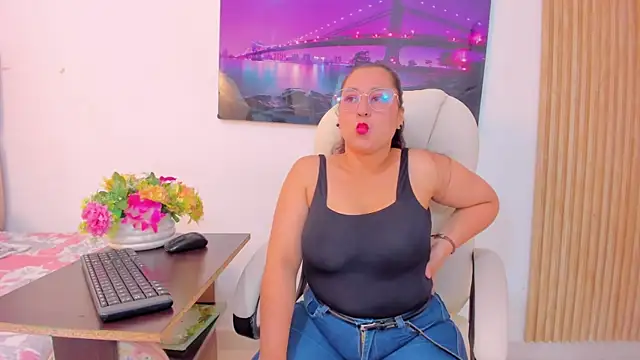Reina Mia1 online show from April 28, 2026, 11:43 pm