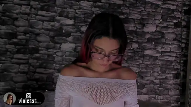 Snapshot of VioletWinters chatting on June 11, 2026, 3:04 am VioletWinters online show from June 11, 2026, 3:04 am