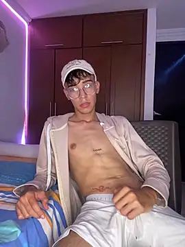 Snapshot of Milo_Gunnar chatting on April 22, 2026, 9:05 pm Milo Gunnar online show from April 22, 2026, 9:05 pm