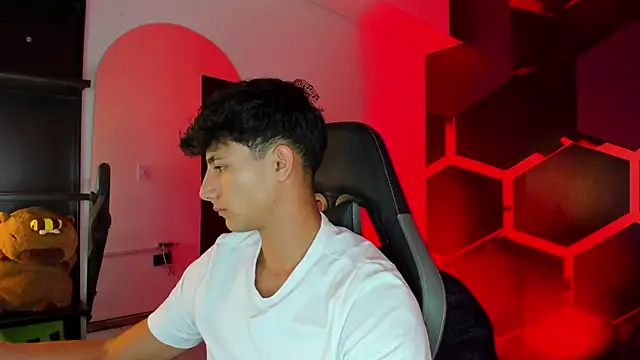 Snapshot of MaxiimoRomano_ chatting on June 24, 2026, 7:13 pm MaxiimoRomano online show from June 24, 2026, 7:13 pm
