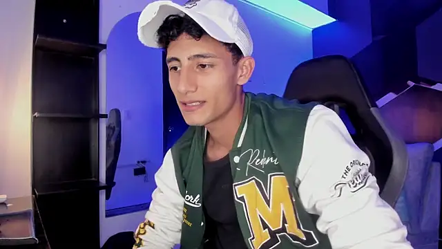 Snapshot of MaxiimoRomano_ chatting on August 6, 2026, 7:27 pm MaxiimoRomano online show from August 6, 2026, 7:27 pm
