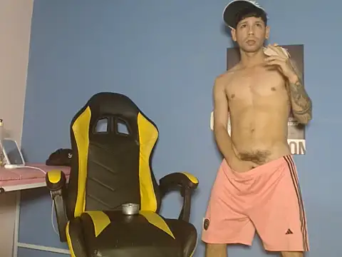 ricardo big cock online show from April 3, 2026, 10:19 pm