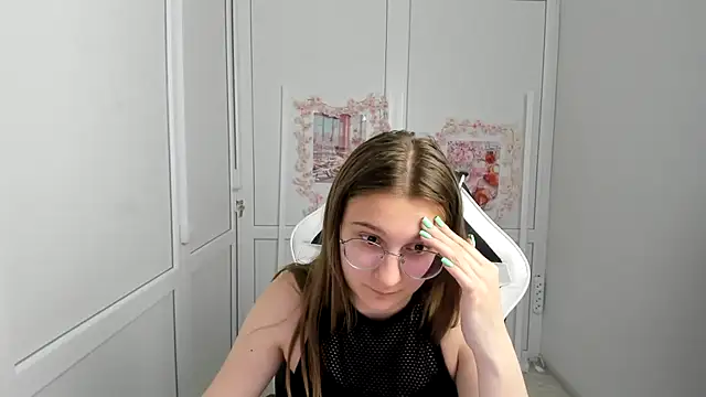 Mia kristal online show from June 6, 2026, 7:13 am