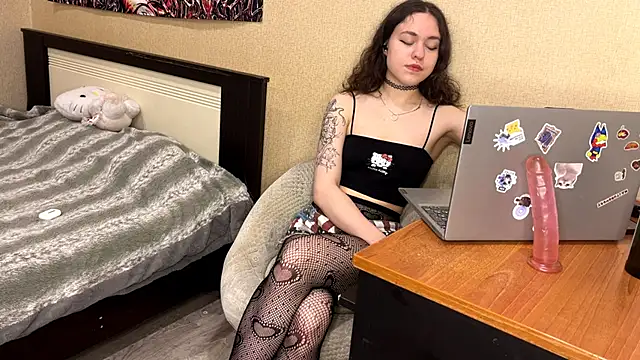 Snapshot of Holy_Mariaaa chatting on May 4, 2026, 6:15 pm Holy Mariaaa online show from May 4, 2026, 6:15 pm