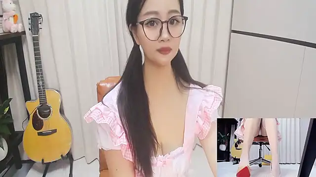 Snapshot of Latte-01 chatting on June 1, 2026, 6:26 am Latte-01 online show from June 1, 2026, 6:26 am