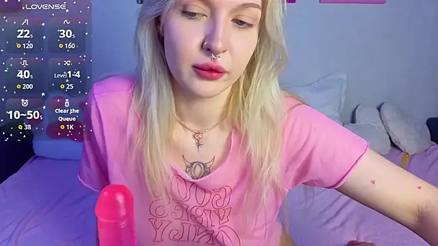 Snapshot of BlondieSummer chatting on July 16, 2026, 6:14 pm BlondieSummer online show from July 16, 2026, 6:14 pm