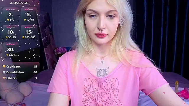 Snapshot of BlondieSummer chatting on July 21, 2026, 8:11 pm BlondieSummer online show from July 21, 2026, 8:11 pm