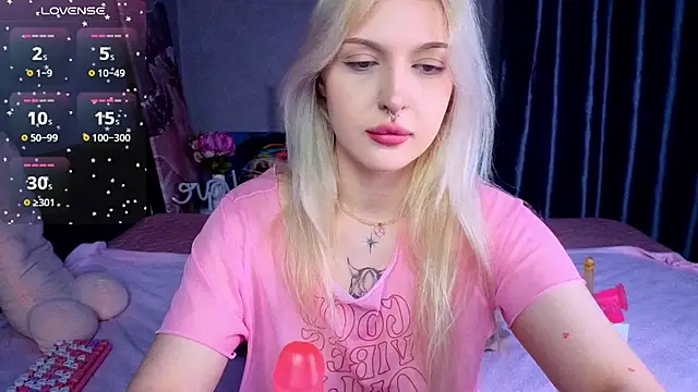 Snapshot of BlondieSummer chatting on July 29, 2026, 6:17 pm BlondieSummer online show from July 29, 2026, 6:17 pm