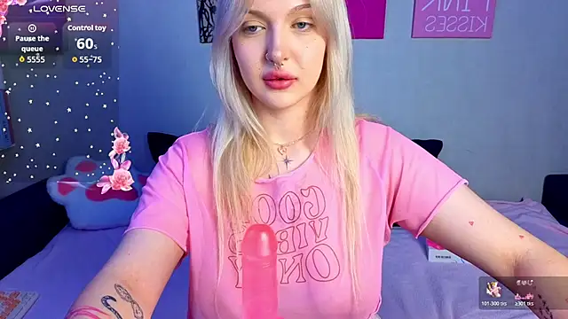 Snapshot of BlondieSummer chatting on August 4, 2026, 7:49 pm BlondieSummer online show from August 4, 2026, 7:49 pm