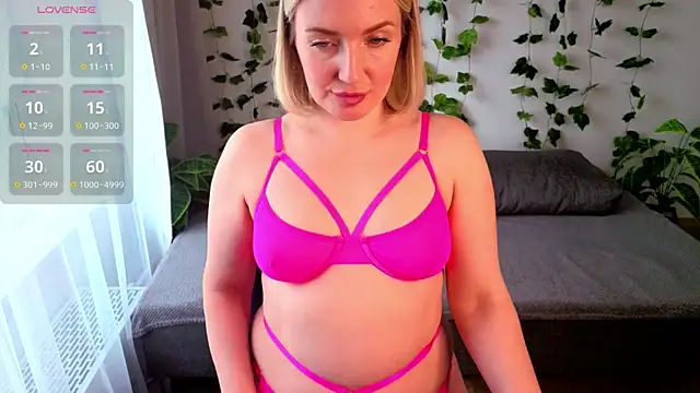 Snapshot of MonikFoxi chatting on April 24, 2026, 4:15 am MonikFoxi online show from April 24, 2026, 4:15 am