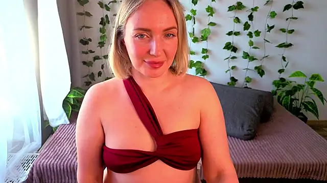 Snapshot of MonikFoxi chatting on April 29, 2026, 4:05 am MonikFoxi online show from April 29, 2026, 4:05 am