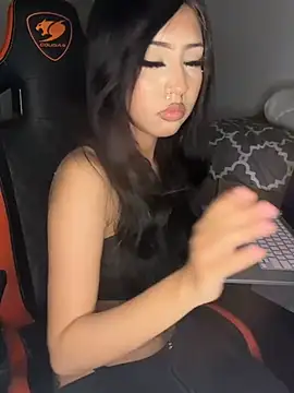 Snapshot of makeDollywet chatting on August 3, 2026, 1:27 pm makeDollywet online show from August 3, 2026, 1:27 pm
