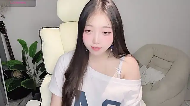 Yukiy8877 online show from May 11, 2026, 11:49 am