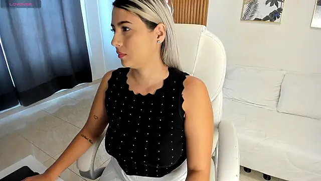 Snapshot of shadixa_Luxxx chatting on April 7, 2026, 1:44 pm shadixa Luxxx online show from April 7, 2026, 1:44 pm