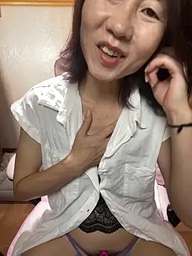 lilysister66 online show from April 21, 2026, 6:20 am