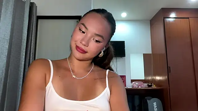Snapshot of kamila_18_french chatting on April 2, 2026, 2:15 pm kamila 18 french online show from April 2, 2026, 2:15 pm