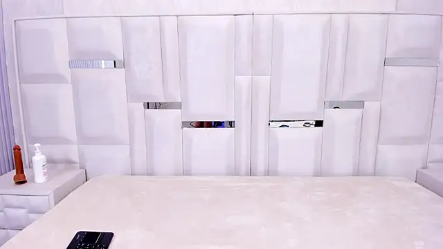 breenda01 online show from April 14, 2026, 3:56 am