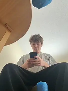 Snapshot of demon4ever chatting on April 3, 2026, 6:17 pm demon4ever online show from April 3, 2026, 6:17 pm