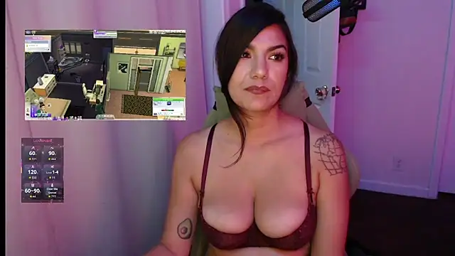 Snapshot of sweetRoxie chatting on May 15, 2026, 11:01 pm sweetRoxie online show from May 15, 2026, 11:01 pm