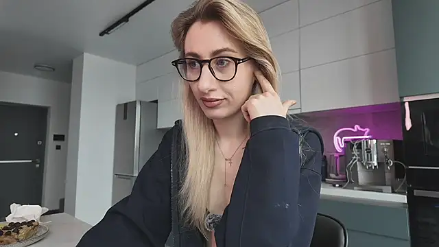 HEY KITSUNKA online show from April 12, 2026, 7:46 am