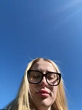 EloiseeUKK online show from April 20, 2026, 8:50 am