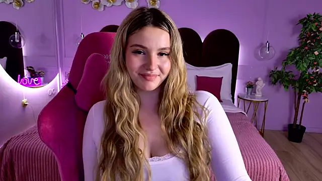 CharlotteAtwoood online show from May 18, 2026, 4:02 pm