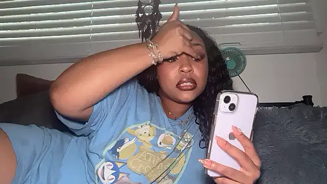 Snapshot of Yourmommysilk chatting on March 29, 2026, 2:22 am Yourmommysilk online show from March 29, 2026, 2:22 am